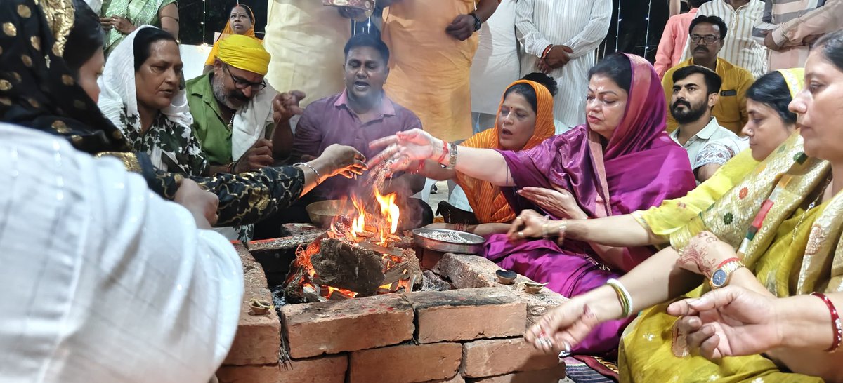 DarshanaSingh76's tweet photo. जीवेत् शरदः शतम्, सुदिनं सुदिनं जन्मदिनं भवतु।
मंगलं जन्मदिनम्, यशस्वी भव, स्वस्थ भव।।

आज अपने संसदीय क्षेत्र चन्दौली के पण्डित दीनदयाल उपाध्याय नगर स्थित प्राचीन काली माता मंदिर में हवन, पूजा-अर्चना एवं आरती कर यशस्वी प्रधानमंत्री आदरणीय श्री @narendramodi जी के दीर्घायु, उत्तम स्वास्थ्य एवं निरंतर यश-कीर्ति की मंगलकामना की।

माँ काली की कृपा से आदरणीय प्रधानमंत्री जी सदैव स्वस्थ एवं ऊर्जावान रहें और उनके नेतृत्व में ‘विकसित भारत’ के संकल्प की सिद्धि होती रहे। 🇮🇳

जन्मदिवस की हार्दिक शुभकामनाएं एवं मंगलकामनाएं।

#HappyBirthdayModiji #SevaSankalpAbhiyan #AshirwadKaDiya …1/2