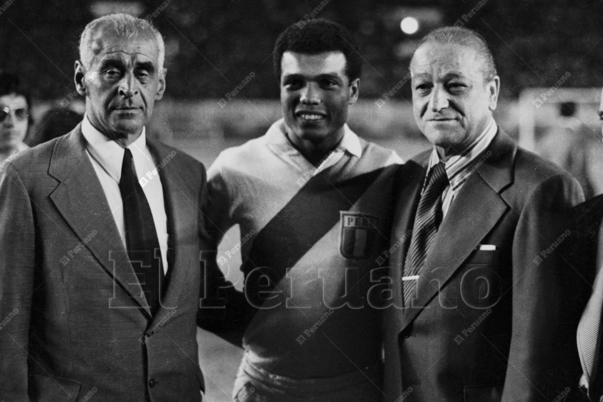 DiarioElPeruano's tweet photo. #GaleríaElPeruano 📸⚽ Lolo Fernández, cada vez más eterno: A 30 años del fallecimiento del ídolo máximo de Universitario de Deportes. Mira la galería completa aquí 👉 https://t.co/7GKHlSvi37 https://t.co/PNc67KK0IK