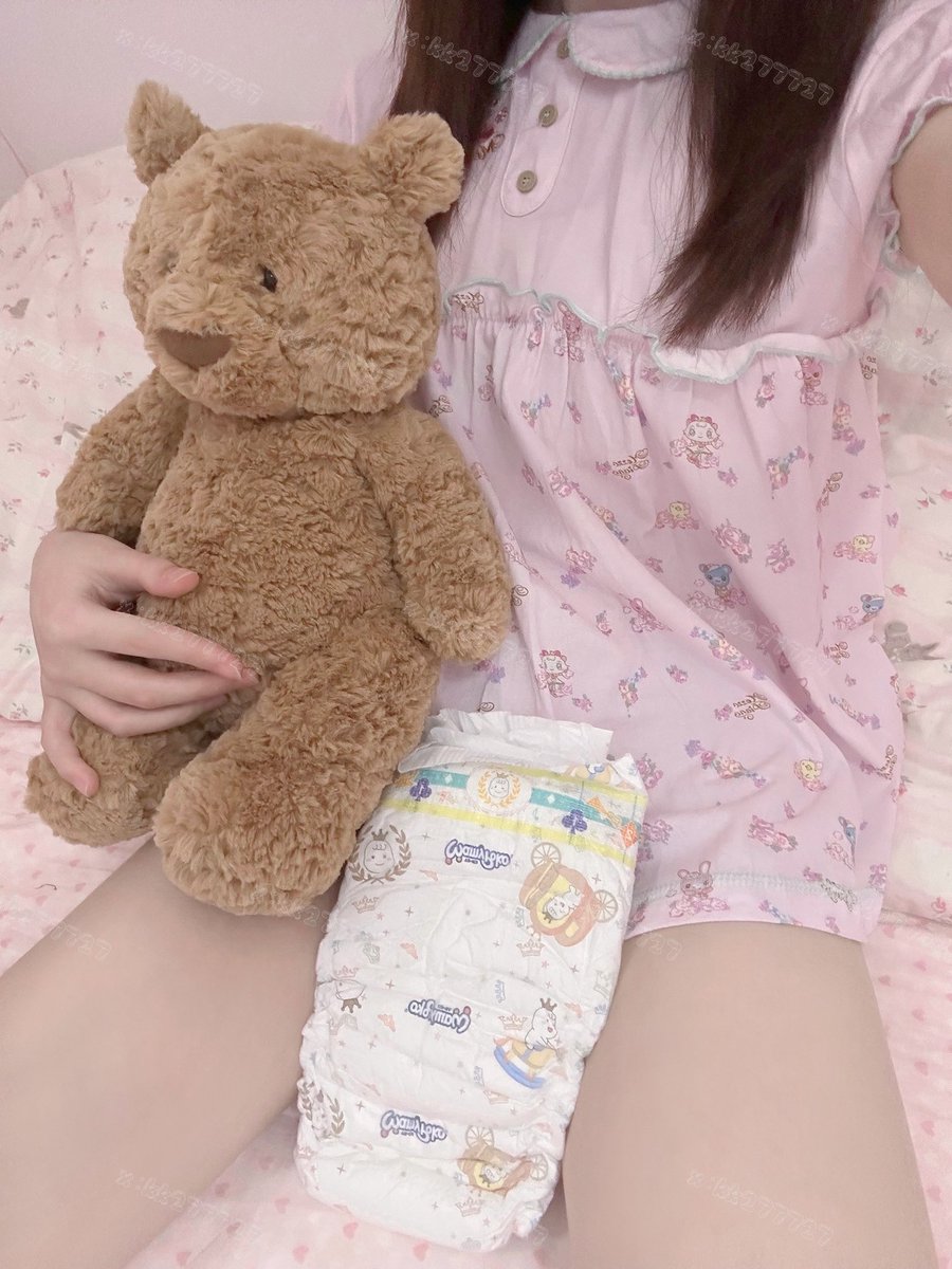 kk277727's tweet photo. 帮宝宝穿上尿布 ˵＞𖥦＜˵

#幼児退行 #abdl #diaper #기저귀 #おむつ https://t.co/fJsI6RpLWA