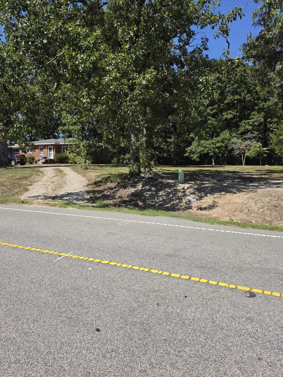 richardfutrell's tweet photo. @ATT You have ran Fiber Internet down my road. And my neighbor said has can get it, but I am not. Even through the box for AT&amp;T is less than 300 feet from my home. As you can see in the picture. This is extremely frustrating. When I was told by the AT&amp;T technician that it is here https://t.co/LXfBM7lVxg