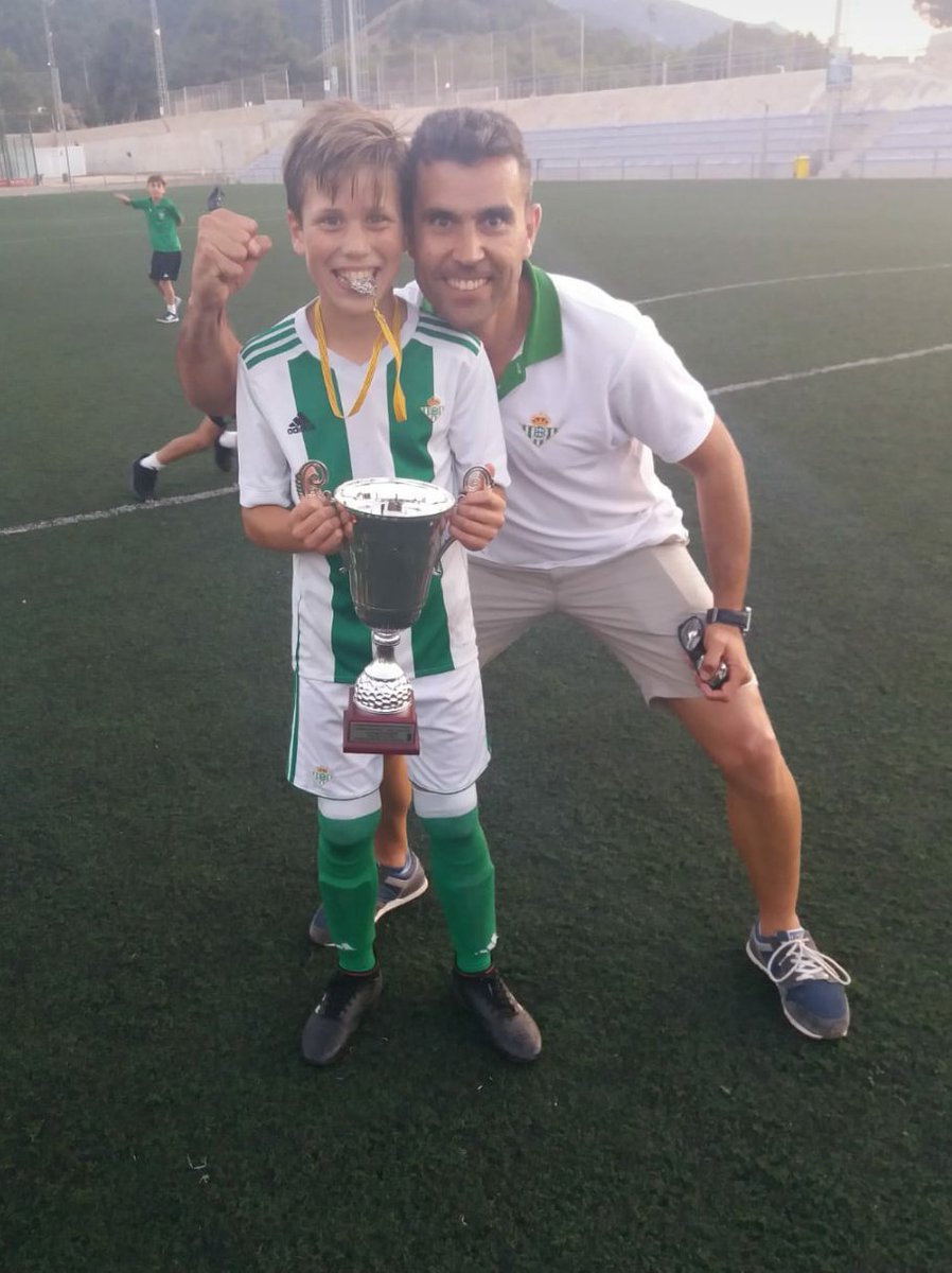 Matglez's tweet photo. En el Getafe juega hoy en la Cartuja de titular en el lateral izquierdo Davinchi, que pasó por la cantera del Real Betis y cuyo padre fue un destacado jugador de fútbol playa, que falleció tristemente en el accidente ferroviario de Adamuz https://t.co/vaKtvhzV6E
