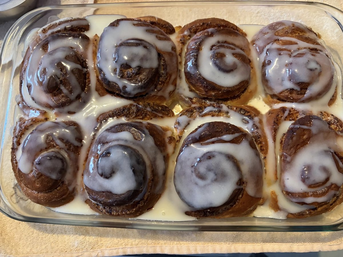 Purpurnight's tweet photo. We made cinnamons rolls and IT TASTES SO GOOD 😮‍💨😮‍💨🫶🏻🍂🍁🍂 @wildbelows https://t.co/prwfNuc41C