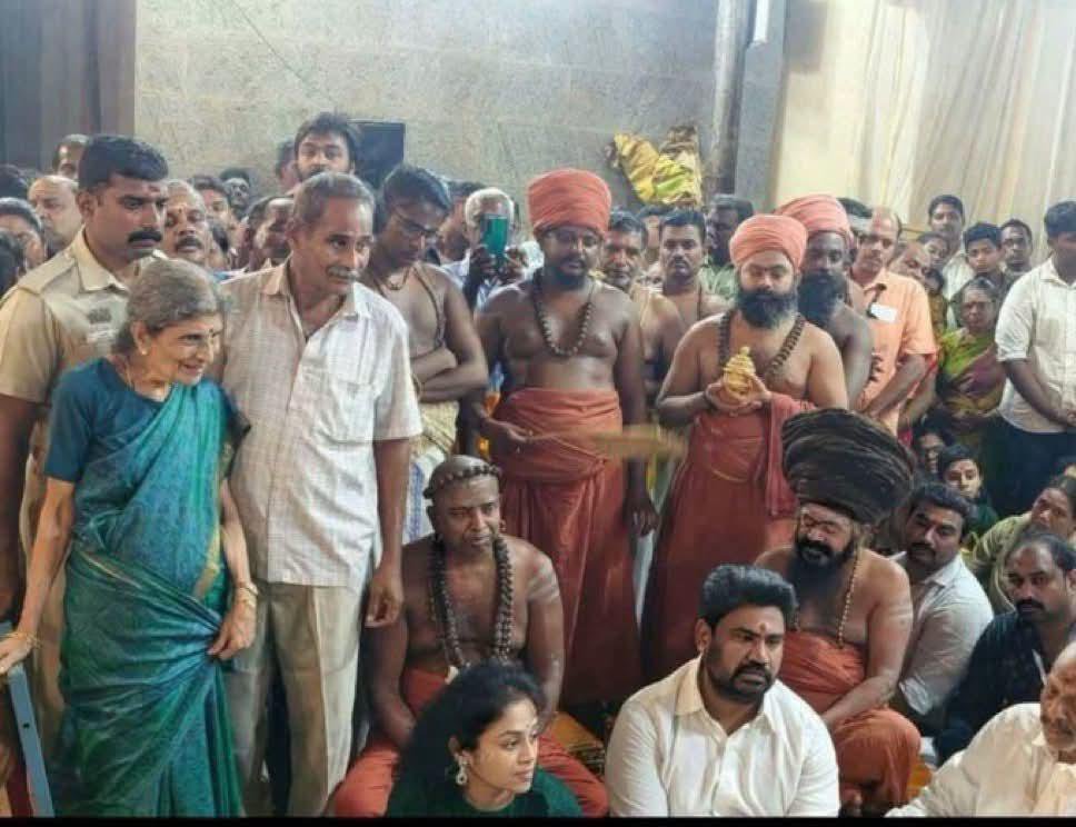 Pugal0405gmail4's tweet photo. முதல் வரிசையில உக்காந்திருக்கது martin மருமகளும் மகனும்

இரண்டாவது வரிசையில உக்காந்திருக்கது குன்றக்குடி பொன்னம்பல அடிகளார்

ஓரமா நிக்கிறாங்கள்ல.. அது தான் மீனாட்சியம்மன் கோவிலோட அறங்காவலர் குழு தலைவர் ருக்மணி பழனிவேல் ராஜன்… யாருனு தெரியுதா?

முன்னாள் madras presidencyஓட முதல்வர் பிடி ராஜனோட மருமகள்… முன்னாள் அறநிலையத்துறை அமைச்சர் பழனிவேல் ராஜனோட மனைவி… முன்னாள் நிதியமைச்சர் ptrஓட அம்மா..

இந்த legacyஅ விட்ருவோம்.. வயசு.,அனுபவம்னு ஒண்ணு இருக்கு.. அத கூட பாக்காம இப்படி அதிகார போதையில இருக்கானுக

ஆனா ஒண்ணுடா… ஜெ.கூட இந்த ஆட்டம் ஆடல..🤧