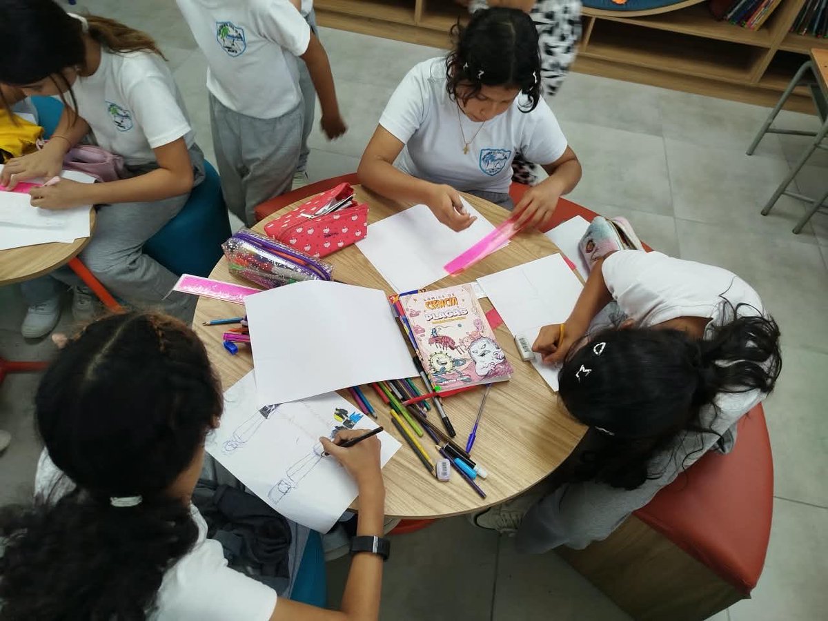 UxEong's tweet photo. El 7 y 8 de septiembre iniciamos las jornadas del laboratorio de escritura e ilustración “La infancia en viñetas”, facilitadas por Gabriel Chancay en la Ludobiblioteca El Palmar, ubicada en Manta, Manabí. Niños y niñas de 6 a 12 años exploraron el mundo del cómic y descubrieron en la escritura y el dibujo nuevas formas de contar sus propias historias ✍️🎨

A través de juegos de palabras y ejercicios de ilustración, crearon personajes y lugares fantásticos a partir de objetos cotidianos, desarrollaron historias combinando dibujos, diálogos y sonidos, y compartieron sus creaciones en un espacio de reflexión sobre el poder de las imágenes para comunicar 💭📖

Gracias a @BancoGuayaquil, @BaninterEc, @ChaideOficial, Durexporta, Ecopacific, @CorpFavoritaEc, @FundFavoritaEC, Intaco, @SecurityDataECU, @ServientregaE, Promesa y @ufinet_ por hacer posibles estos espacios de creatividad, expresión y aprendizaje 🤝✨

#ludobibliotecas #escuela #educacion #uxe #ecuador