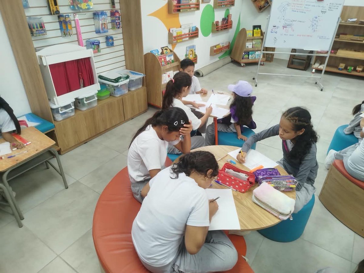 UxEong's tweet photo. El 7 y 8 de septiembre iniciamos las jornadas del laboratorio de escritura e ilustración “La infancia en viñetas”, facilitadas por Gabriel Chancay en la Ludobiblioteca El Palmar, ubicada en Manta, Manabí. Niños y niñas de 6 a 12 años exploraron el mundo del cómic y descubrieron en la escritura y el dibujo nuevas formas de contar sus propias historias ✍️🎨

A través de juegos de palabras y ejercicios de ilustración, crearon personajes y lugares fantásticos a partir de objetos cotidianos, desarrollaron historias combinando dibujos, diálogos y sonidos, y compartieron sus creaciones en un espacio de reflexión sobre el poder de las imágenes para comunicar 💭📖

Gracias a @BancoGuayaquil, @BaninterEc, @ChaideOficial, Durexporta, Ecopacific, @CorpFavoritaEc, @FundFavoritaEC, Intaco, @SecurityDataECU, @ServientregaE, Promesa y @ufinet_ por hacer posibles estos espacios de creatividad, expresión y aprendizaje 🤝✨

#ludobibliotecas #escuela #educacion #uxe #ecuador