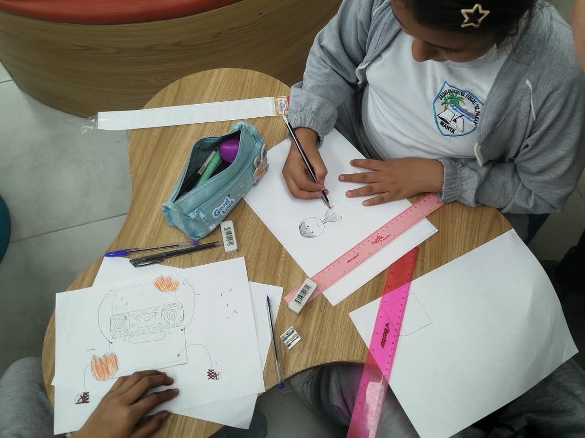 UxEong's tweet photo. El 7 y 8 de septiembre iniciamos las jornadas del laboratorio de escritura e ilustración “La infancia en viñetas”, facilitadas por Gabriel Chancay en la Ludobiblioteca El Palmar, ubicada en Manta, Manabí. Niños y niñas de 6 a 12 años exploraron el mundo del cómic y descubrieron en la escritura y el dibujo nuevas formas de contar sus propias historias ✍️🎨

A través de juegos de palabras y ejercicios de ilustración, crearon personajes y lugares fantásticos a partir de objetos cotidianos, desarrollaron historias combinando dibujos, diálogos y sonidos, y compartieron sus creaciones en un espacio de reflexión sobre el poder de las imágenes para comunicar 💭📖

Gracias a @BancoGuayaquil, @BaninterEc, @ChaideOficial, Durexporta, Ecopacific, @CorpFavoritaEc, @FundFavoritaEC, Intaco, @SecurityDataECU, @ServientregaE, Promesa y @ufinet_ por hacer posibles estos espacios de creatividad, expresión y aprendizaje 🤝✨

#ludobibliotecas #escuela #educacion #uxe #ecuador