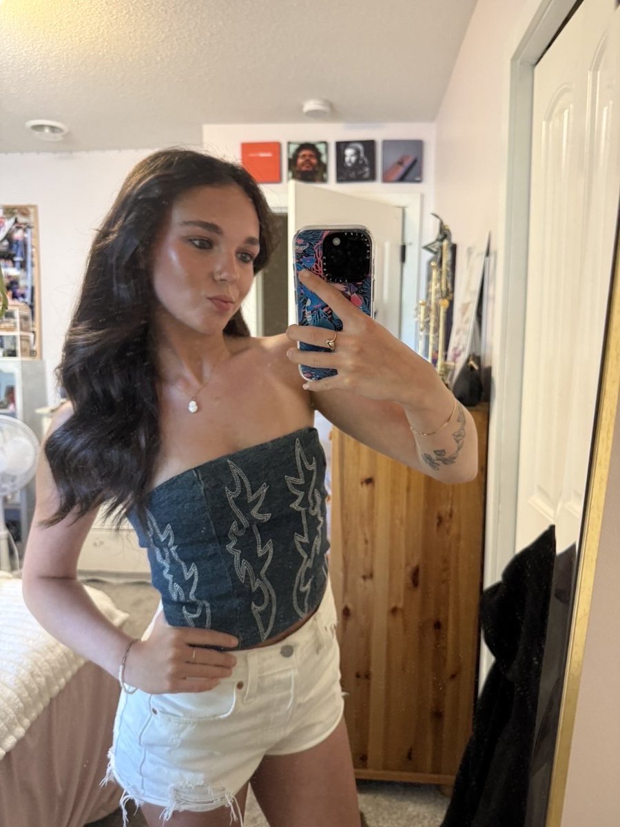 zarakeyesss's tweet photo. who wants a feed of my irl lauren while we goon on cam together (mic preferred) dm me ASAP #jerkbud #goon #wankchat #edging https://t.co/bWPAei90MS