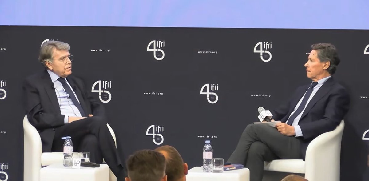 IFRI_'s tweet photo. 🌍 @TdeMontbrial sur la stratégie américaine en Iran et la recomposition du Moyen-Orient. Débat avec @geliefig à l'occasion de la présentation du Ramses 2027 @dunod_editeur.

• 🇮🇷Le régime iranien ne pouvait être renversé quoi qu'il arrive. La stratégie envisagée : former une quasi-alliance avec une faction du régime en écartant les mollahs. En décembre, avant la guerre, un expert proche de Trump prédisait précisément cette approche.

• Trump a relativement réussi au Venezuela en comprenant que le renversement direct était impossible. Son opération, bien qu'illégale, a permis une quasi-alliance avec Rodriguez. Ce scénario a probablement inspiré la stratégie initiale envers l'Iran.

• La guerre en Iran ne s'est pas déroulée comme prévu. L'influence déterminante de Netanyahu et d'Israël provoque désormais une recomposition majeure du Proche-Orient aux objectifs multiples et incertains.

• Le Moyen-Orient n'est pas une zone d'influence unique. Il échappe de plus en plus aux Occidentals seuls, sa reconstruction étant extraordinairement coûteuse et compliquée. Les Chinois possèdent une expérience historique avec l'Iran que les Occidentaux n'ont pas.

• Les influences seront polycentriques. Les États-Unis ont "perdu" toutes leurs guerres depuis 1945, transformant les situations sans les remporter vraiment. Personne ne les gagne réellement non plus. C'est selon cette logique qu'il faut raisonner pour l'avenir.

🔴📽️ À suivre en direct sur la chaîne YouTube de l'Ifri : https://t.co/b5VJi9VY9b