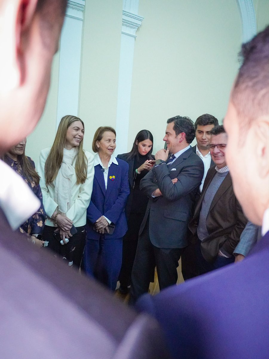 HildaGutiCD's tweet photo. Sostuvimos una reunión con el Ministro del Interior, @Rodrigo_Lara_, en la que reiteramos nuestro compromiso de trabajar y avanzar en lo pertinente para Colombia, con diálogo y articulación institucional.🇨🇴

Volvimos a poner sobre la mesa las preocupaciones de la Organización de Comunales, así como el fortalecimiento de los bomberos, la atención frente al fenómeno de El Niño y el fortalecimiento de la seguridad. Las necesidades del territorio tienen que convertirse en gestión y resultados.🫱🏻‍🫲🏽