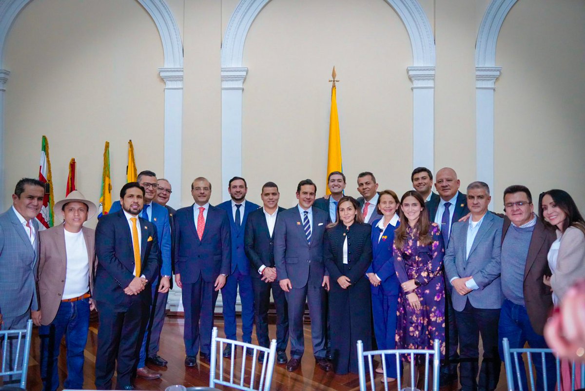 HildaGutiCD's tweet photo. Sostuvimos una reunión con el Ministro del Interior, @Rodrigo_Lara_, en la que reiteramos nuestro compromiso de trabajar y avanzar en lo pertinente para Colombia, con diálogo y articulación institucional.🇨🇴

Volvimos a poner sobre la mesa las preocupaciones de la Organización de Comunales, así como el fortalecimiento de los bomberos, la atención frente al fenómeno de El Niño y el fortalecimiento de la seguridad. Las necesidades del territorio tienen que convertirse en gestión y resultados.🫱🏻‍🫲🏽