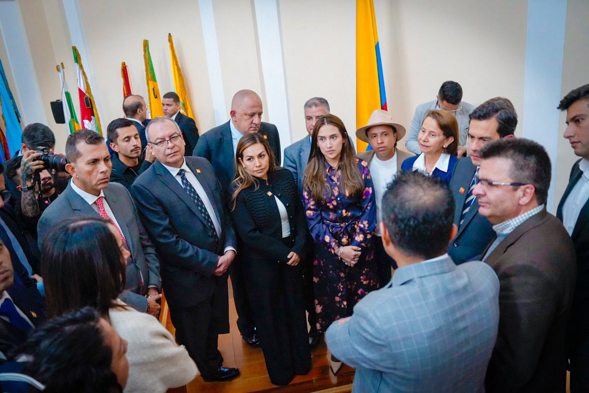 HildaGutiCD's tweet photo. Sostuvimos una reunión con el Ministro del Interior, @Rodrigo_Lara_, en la que reiteramos nuestro compromiso de trabajar y avanzar en lo pertinente para Colombia, con diálogo y articulación institucional.🇨🇴

Volvimos a poner sobre la mesa las preocupaciones de la Organización de Comunales, así como el fortalecimiento de los bomberos, la atención frente al fenómeno de El Niño y el fortalecimiento de la seguridad. Las necesidades del territorio tienen que convertirse en gestión y resultados.🫱🏻‍🫲🏽