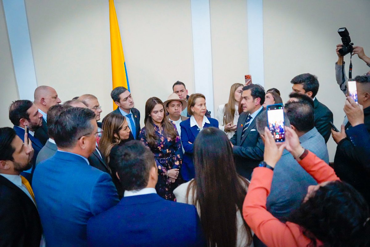 HildaGutiCD's tweet photo. Sostuvimos una reunión con el Ministro del Interior, @Rodrigo_Lara_, en la que reiteramos nuestro compromiso de trabajar y avanzar en lo pertinente para Colombia, con diálogo y articulación institucional.🇨🇴

Volvimos a poner sobre la mesa las preocupaciones de la Organización de Comunales, así como el fortalecimiento de los bomberos, la atención frente al fenómeno de El Niño y el fortalecimiento de la seguridad. Las necesidades del territorio tienen que convertirse en gestión y resultados.🫱🏻‍🫲🏽