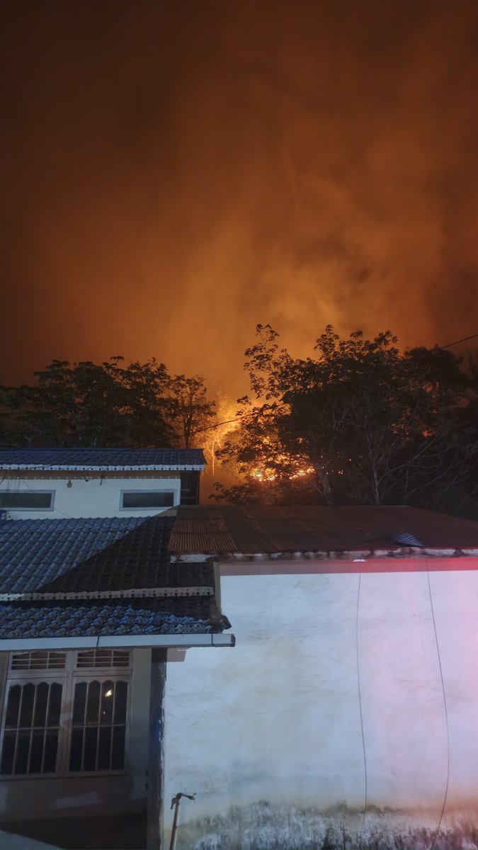 SalingJagaWarga's tweet photo. UPDATE 23/49
Pukul 23.45, api masih terlihat di sekitar Jalan Poros Sukadana–Ketapang, Pangkalan Buton, Kayong Utara, Kalimantan Barat.

Kami melihat titik api besar saat melintas untuk mobilisasi dan mengantar tim. Di lapangan, kebutuhan SDM masih besar, tim belum sempat istirahat, Sumber daya seadanya,dan beberapa perlengkapan medis juga terbatas 😭.

Kami kabarkan supaya situasi tetap terlihat. 
Kalau ada teman2 yg berada di sekitar Sukadana dan punya kapasitas membantu, bisa DM kami.

Malam ini belum selesai!!

Dok: SJW/Dr Jabal 

#SalingJagaWarga