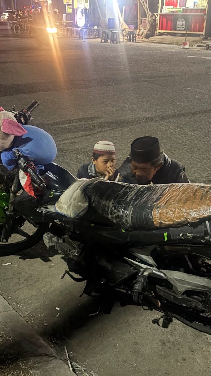 masebray's tweet photo. halo warga x yang tinggal di sekitaran area citra atau kab. tanggerang, yuk mampir beli dagangan kakek budi, dia dagang peyek rebon, peyek kacang dan makaroni di buat sendiri kakek dengan istrinya https://t.co/A9Z6FVq9sb