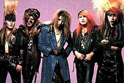 PKitsamoej9164's tweet photo. โทชิ (Toshi) นักร้องนำของวง X Japan ได้ถูกล้างสมองและใช้ชีวิตอยู่ในลัทธินานถึง 12 ปี (ช่วงปี 1997-2010) เป็นสาเหตุหลักที่ทำให้วง X Japan ต้องประกาศยุบวงไปในปี 1997 ค่ะ

เริ่มจากโทชิได้พบรักและแต่งงานกับ คาโอริ โมริทานิ อดีตไอดอลสาวในปี 1997 เธอได้ชักชวนและนำพาเขาไปรู้จักกับกลุ่มสัมมนาทางจิตวิญญาณ 'Home of Heart' นำโดยชายที่ชื่อว่า มาซายะ

ในลัทธิโทชิจะถูกดุด่า ตบตี และข่มขู่ทำร้ายจิตใจอยู่เสมอ โดยผู้นำลัทธิจะตอกย้ำว่าชื่อเสียงและสิ่งที่เขาทำเป็นสิ่งชั่วร้าย

เงินรายได้ทั้งหมดจากการร้องเพลงและทรัพย์สินเกือบทั้งหมดของโทชิ ถูกโอนเข้าลัทธิและส่งให้ภรรยา จนท้ายที่สุดเขากลายเป็นหนี้สินล้นพ้นตัว

ปี 2009 โทชิเริ่มมีปัญหาสุขภาพร้ายแรงจนต้องพักรักษาตัว ทำให้เขาได้มีเวลาอยู่ห่างจากลัทธิและเริ่มได้สติ เขารู้ความจริงว่าภรรยาของเขาแอบคบชู้กับมาซายะ (เจ้าลัทธิ) และหลอกลวงเขามาตลอด

ปี 2010 โทชิประกาศหย่าขาดจากภรรยา ยื่นฟ้องล้มละลาย และประกาศตัดขาดจากลัทธิอย่างเป็นทางการ ก่อนที่จะกลับมารวมวง X Japan และเขียนหนังสือชีวประวัติเพื่อแชร์อุทาหรณ์ชีวิตในชื่อ 'Brainwashed' 🫶