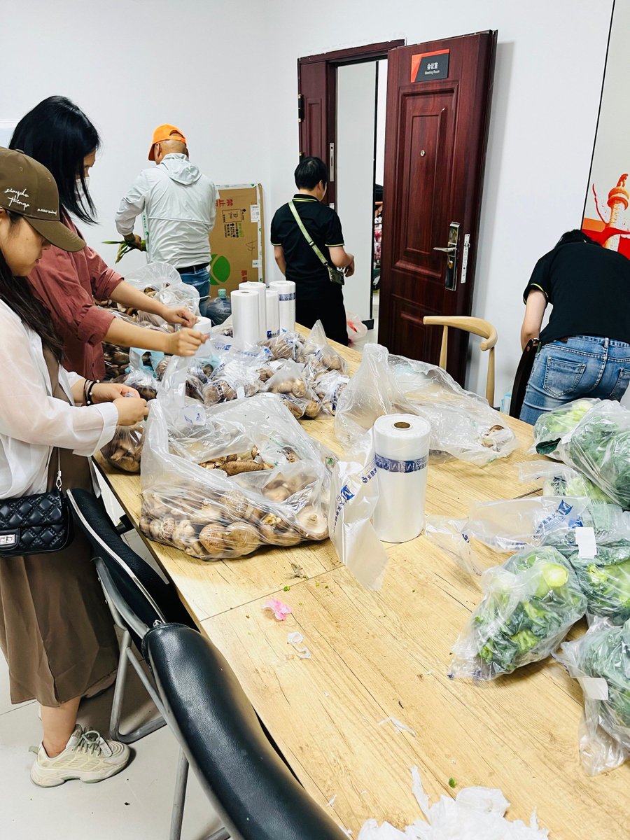 aurol710525's tweet photo. Just spent a sunny Saturday at the community food drive—packed 200+ meal kits for local families in need! Nothing beats the warmth of lending a hand to neighbors.  #VolunteerWorks #CommunityLove， https://t.co/VAT3z91YK1