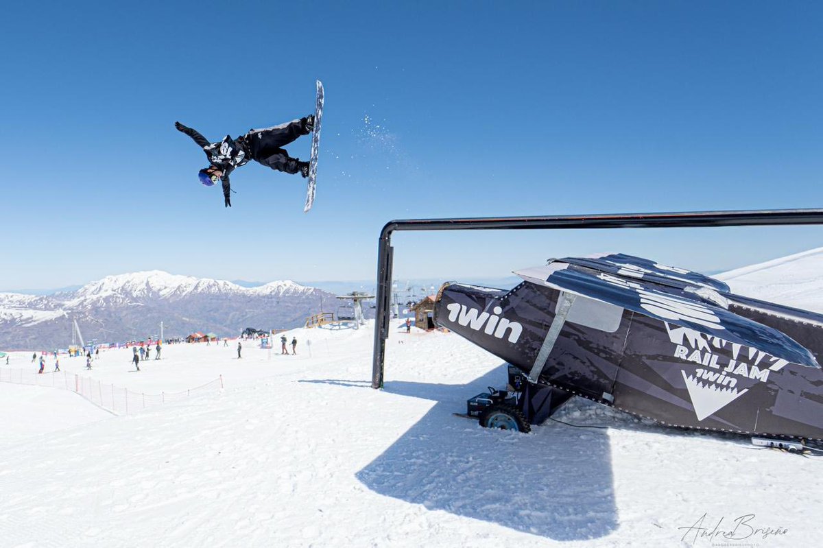 LautaroM22_'s tweet photo. En el 1win Rail Jam bajaron sobre un avión de verdad! 🛩️

5 de septiembre, La Parva, Chile. 1win llevó al snowpark el fuselaje de un avión real, algo que nadie había hecho antes en Latinoamérica.

Participaron riders de Estados Unidos, Reino Unido y Europa. El premio total de 1win fue de $2.500. Durante el evento, alrededor de 50.000 personas visitaron el resort y cerca de 20.000 siguieron el descenso en vivo.

Todo el podio quedó en manos de chilenos: Álvaro Yáñez, Carolina Rivas, Francisco Salas y Javiera Rojas.

«Nunca se había hecho algo así en Chile. 1win desempeña un papel clave en el desarrollo del freestyle en Sudamérica», — Nicolás Carvalho, Snow Animal.

Esto es solo el comienzo 🏂
