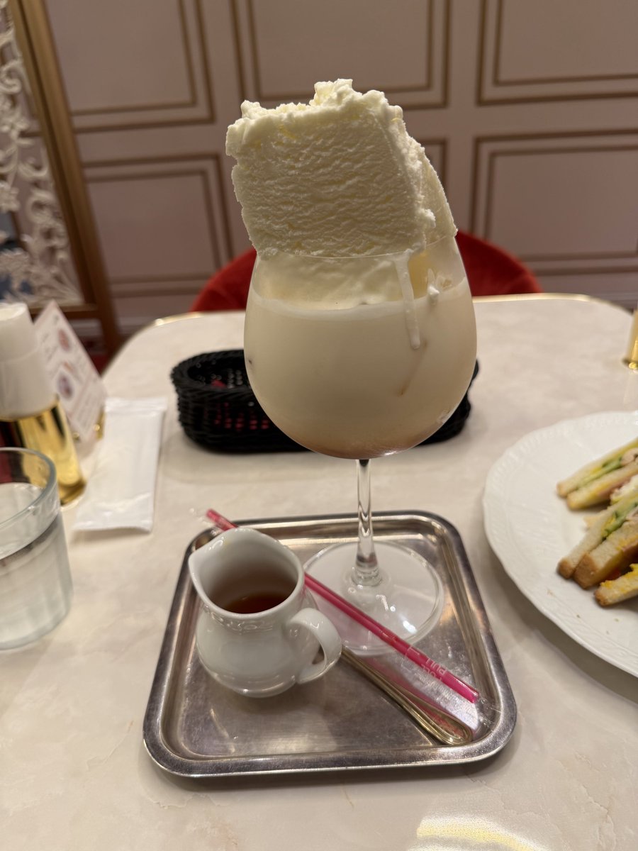 RoadYaki29's tweet photo. 日比谷の二ナスカフェ大当たり🎯バズってるだけある！☕️🍰ココナッツアイスが濃い！🥥ミルクティーもうまい😋サンドイッチも種類豊富な具で良き🥪でも、ちょっと高いからたまに自分への褒美にする‼️後悔は苺のミルフィーユが完売かと思ってたら、あったこと笑 https://t.co/PkoAc0iCyo
