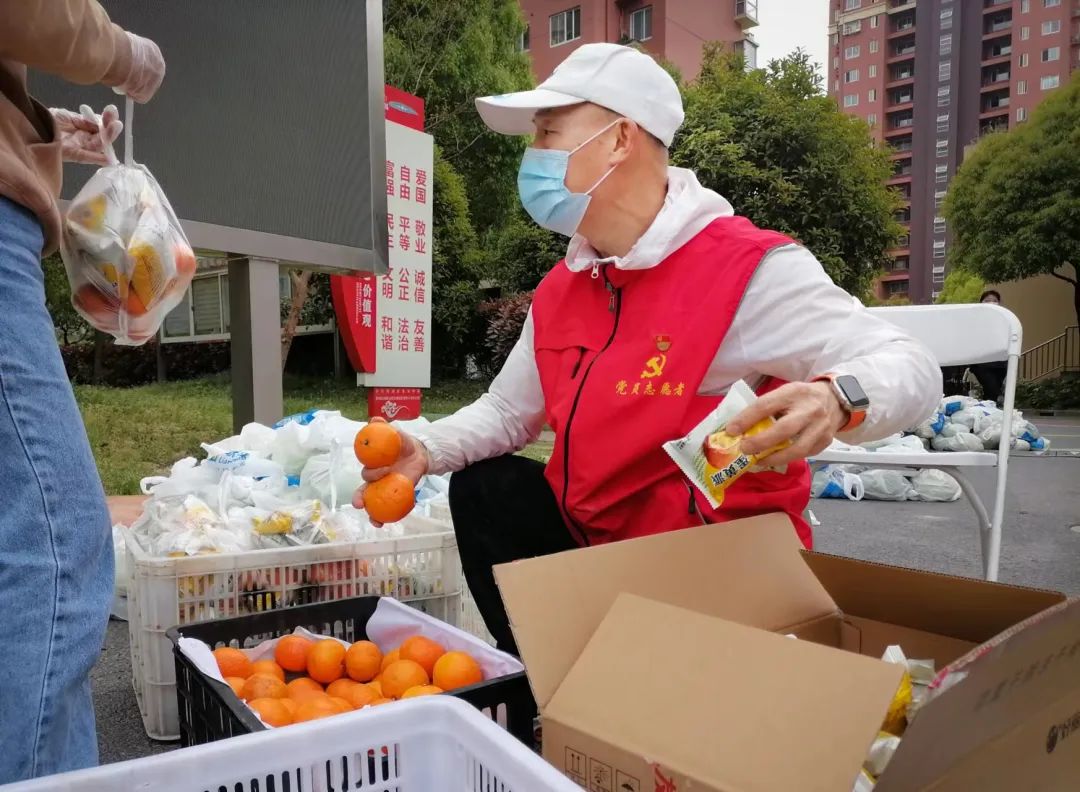 hawkb675934's tweet photo. Just spent the morning volunteering at the community food bank—handing out groceries to neighbors in need, hearing stories that make my heart full. Small acts, big impact. ， https://t.co/HXe9e29aTa