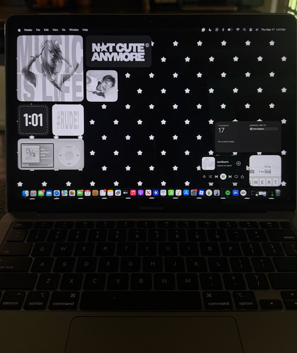 dazedstarzzz's tweet photo. the amount of references on my computer rn https://t.co/4pHcpmBH3p
