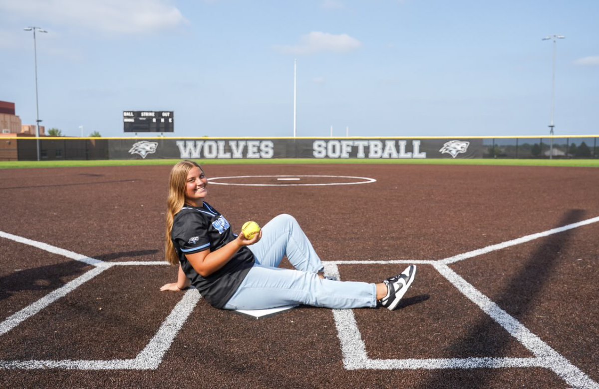 ENHSSoftball's tweet photo. 🩵Anna Paladino🩵
Anna is our lefty pitcher and first baseman. She is determined with a tough presence on the mound that makes her a competitor. Anna never backs away from a challenge and works hard to improve her game to be the best version of herself.
#Competitor #Determined https://t.co/L6SnQZAEZy