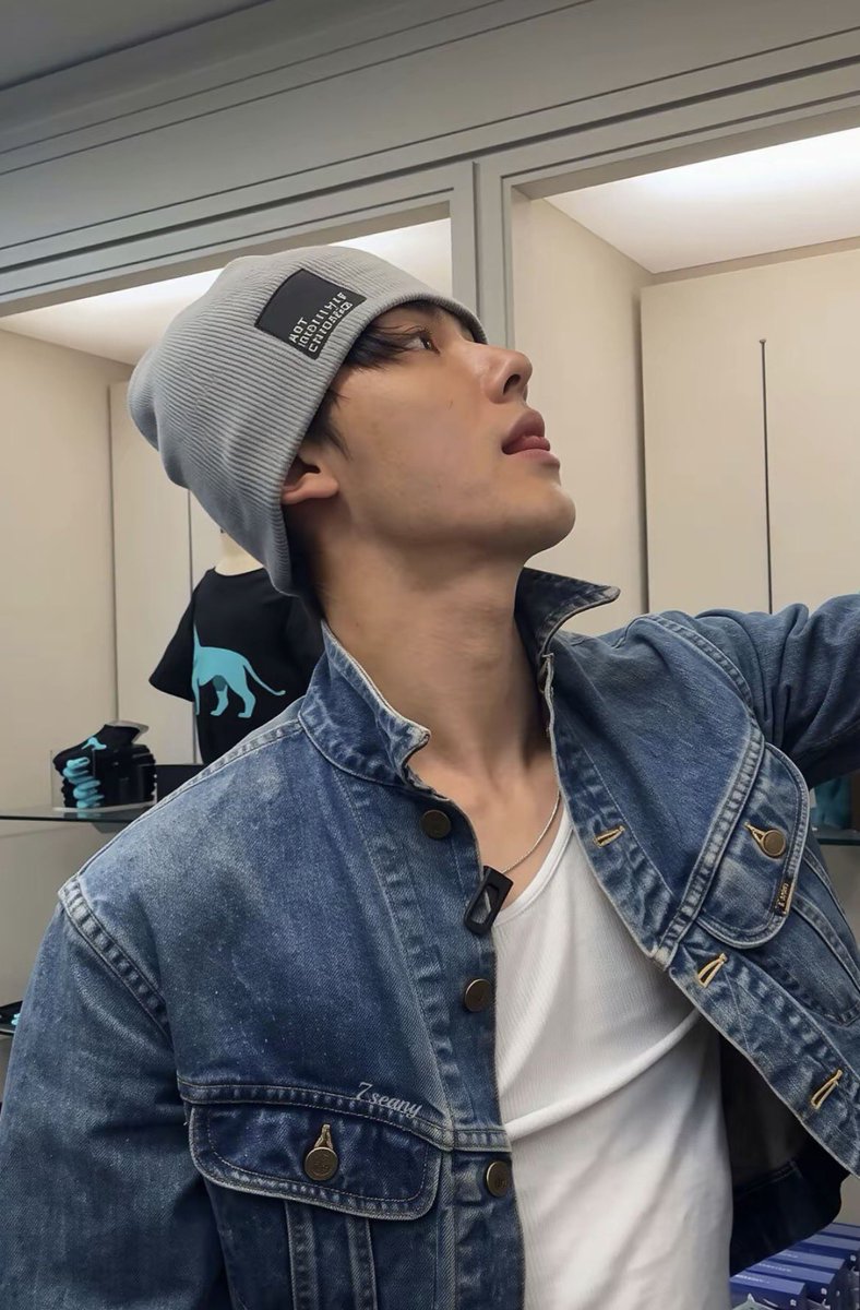 divaeomji_'s tweet photo. pov : ketemu cowo ganteng tinggi lagi cobaain beanie 🌀 https://t.co/28xRtVy29F