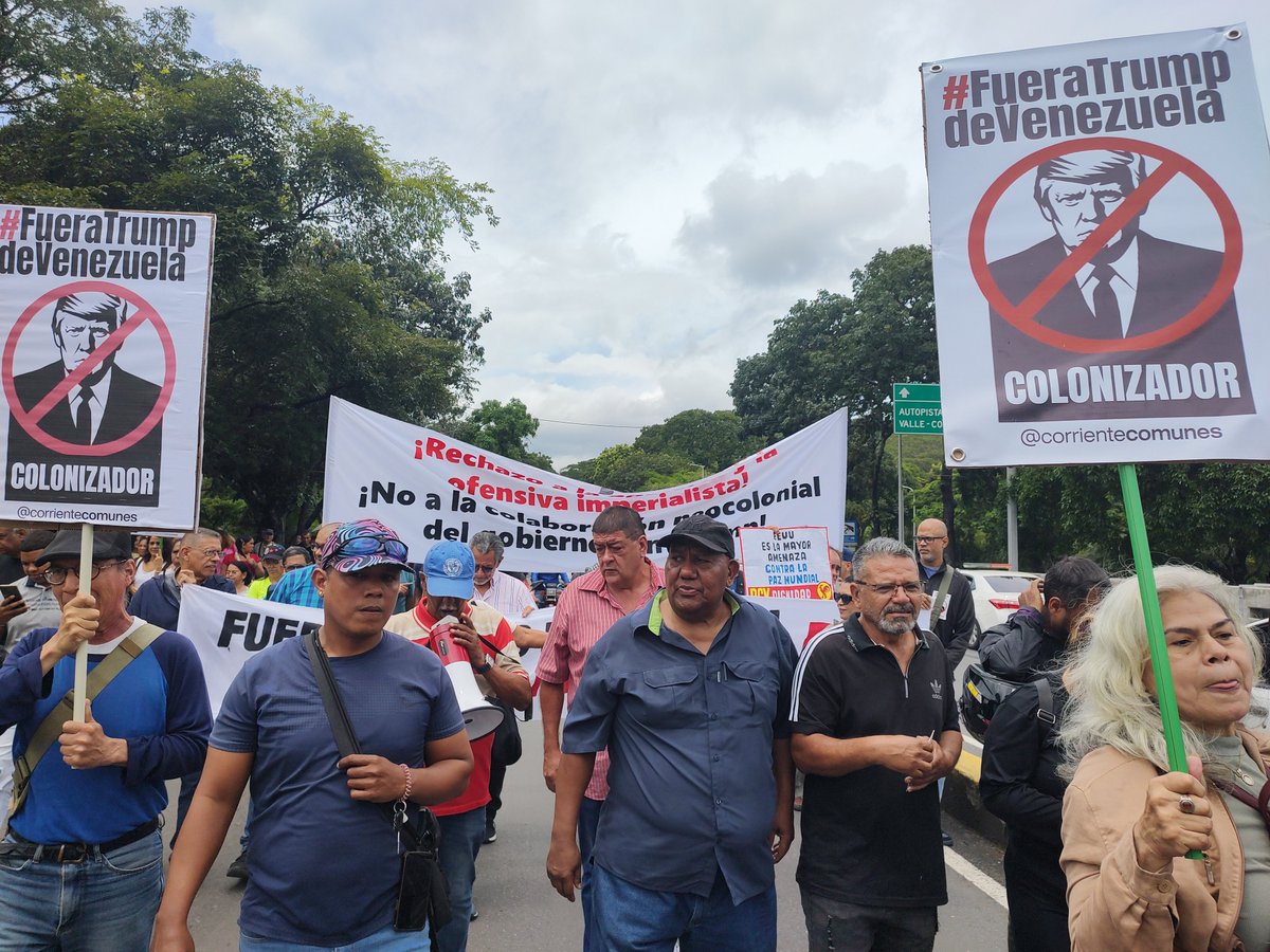LaIzqDiario_VE's tweet photo. #Ahora Acción antiimperialista se lleva a cabo en las adyacencias de la Puerta Tamanaco de la #UCV  rumbo a Plaza Venezuela. #FueraTrumpDeVenezuela, No al saqueo imperialista y al robo del petróleo venezolano, son la consignas centrales que se levanta en esta jornada de protesta. https://t.co/abxS8ynEcy