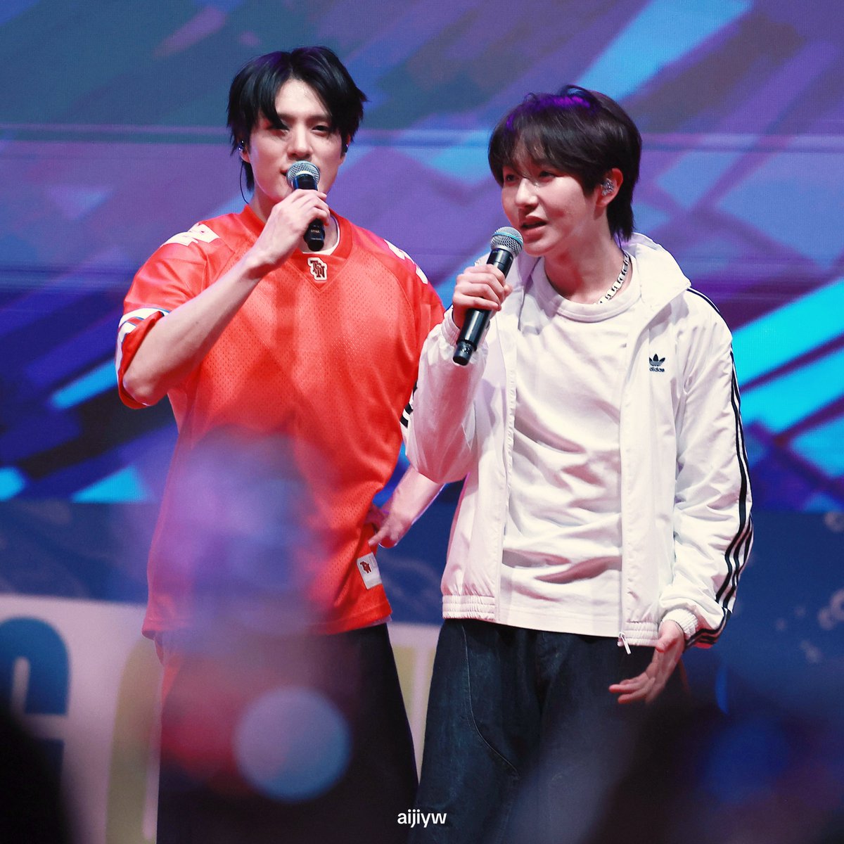 aijiyw's tweet photo. 260917 🐶❤️🦊

#런쥔 #RENJUN #제노 #JENO https://t.co/rsmbc1YgLv