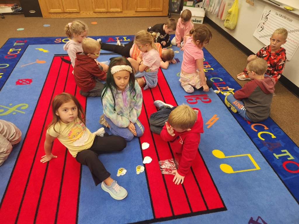 KCWolves17's tweet photo. 1st graders are working to find the beat in music. What a better way than to use 'beat bees'? https://t.co/JfisTD3EN2