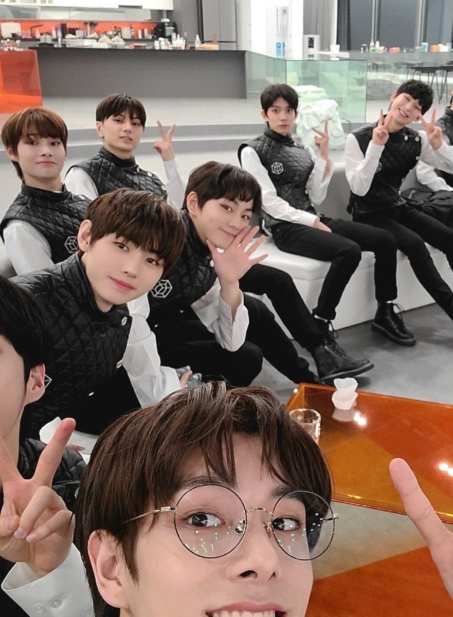 en7fore's tweet photo. just seven boys taking a picture together, not knowing they’d end up debuting together as enhypen https://t.co/nYZRoJnpdl