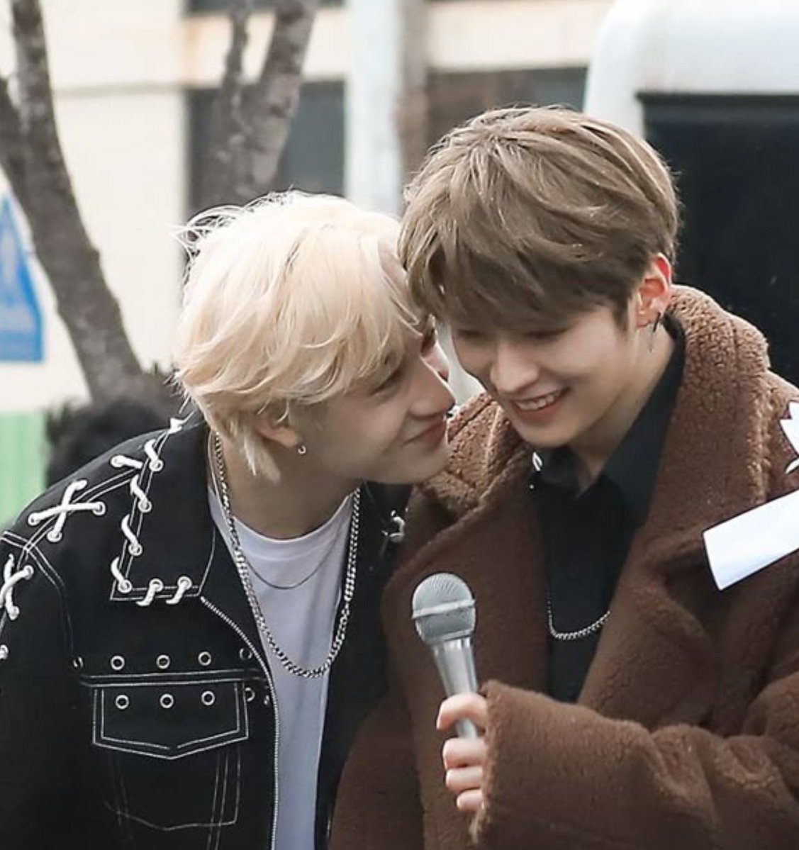 jjammp3's tweet photo. when chan stops to gaze lovingly at minho and forgets everything else https://t.co/rLl4w3tzBI