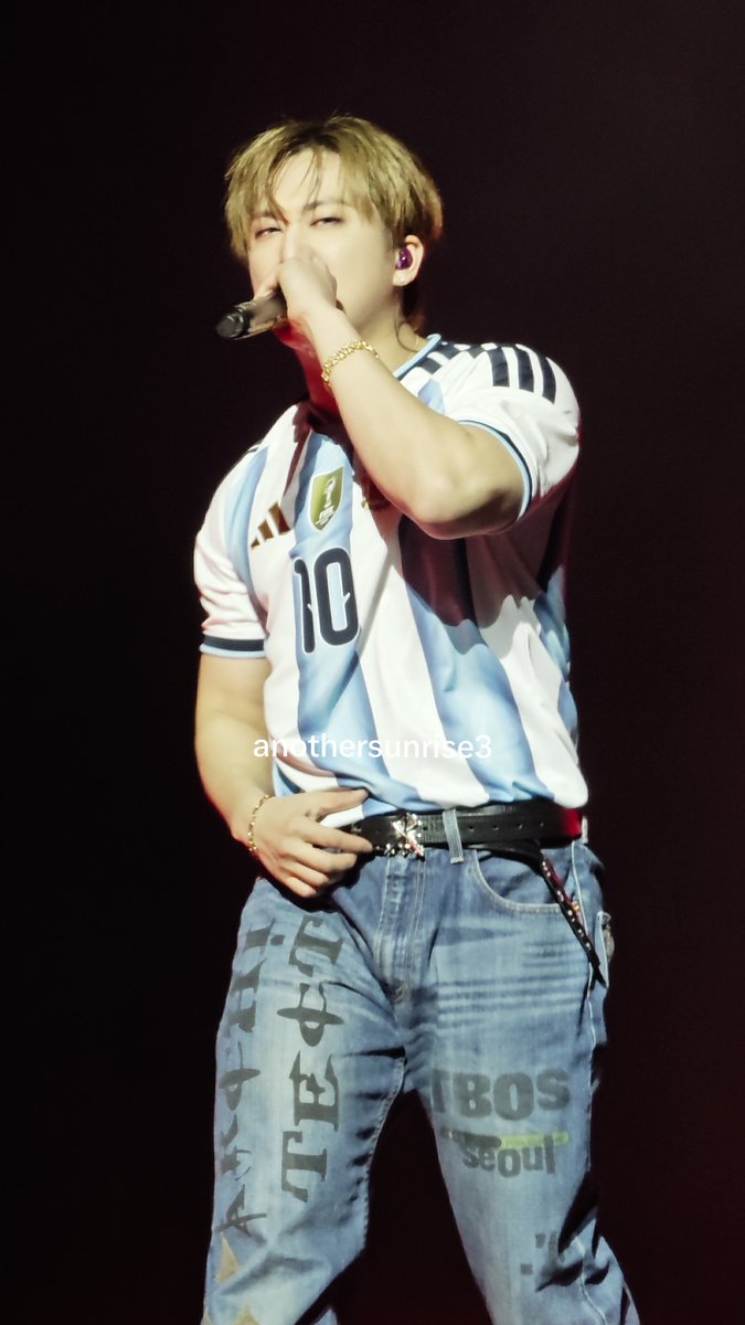 anothersunrise3's tweet photo. LAS FOTOS QUE SAQUÉ DE CHANGBIN CON NUESTRA CAMISETA 🇦🇷 EN ARGENTINA 
QUE HOT POR FAVOR 🫦 https://t.co/YJDPVxMDa1