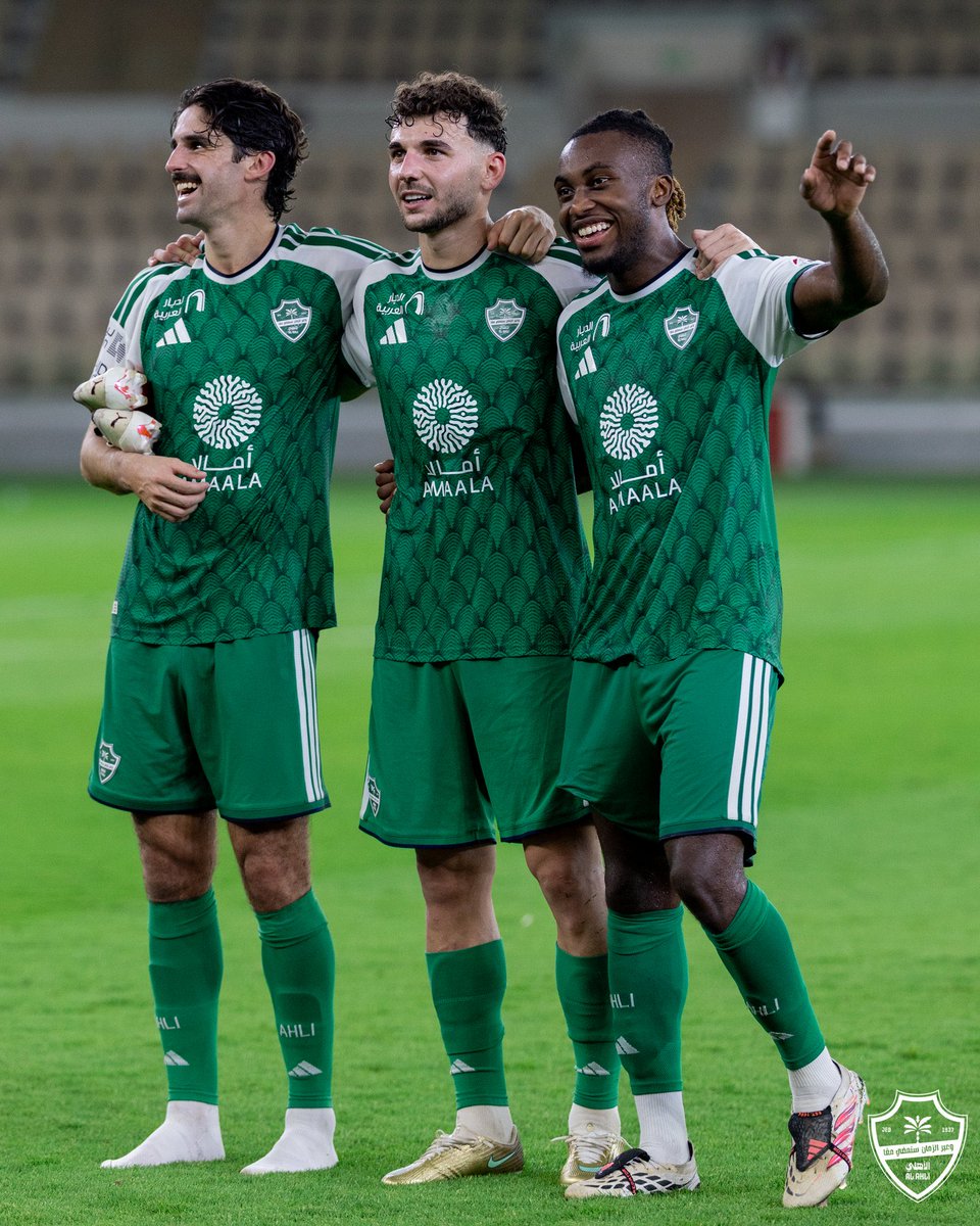 ahlinaFC's tweet photo. لو كنت المدير الرياضي بالنادي الاهلي لجلست مع المدرب وسألته هل بتلعب بمحور واحد وسبيرستيان بجانبه ام بتلعب بمحورين؟
اذا جاوب الاجابه الاولى رجعته لجده مع اقرب طياره!!
من الجنون عدم اللعب بمحورين ثابته
.
#الاهلي_صنداونز https://t.co/EI6pmWNQ1y