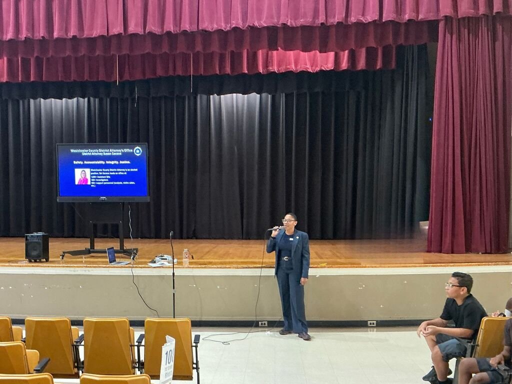 PEARLS_YPS's tweet photo. We had the honor of welcoming Autumn Edwards from the Westchester County District Attorney's Office to speak to our 6th–8th graders about internet safety and how to stay safe online. https://t.co/efdZypaYaY