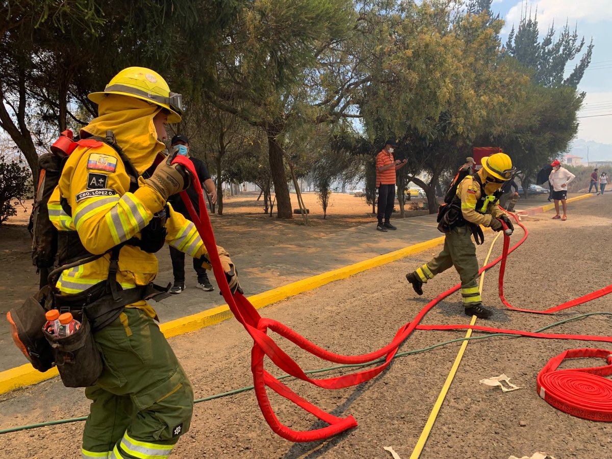BomberosQuito's tweet photo. 🔃 #Actualización | Al momento, dos helicópteros brindan apoyo aéreo en el combate del incendio forestal en El Casitagua. 

🧑🏼‍🚒 Nuestro helicóptero y una aeronave de la Policía Nacional realizan descargas de agua en la zona para apoyar las labores de combate en tierra.

🚒 Por favor, toma rutas alternas y mantén las vías libres cerca del sector para permitir el paso de nuestros vehículos de emergencia.

#NoticiaEnDesarrollo