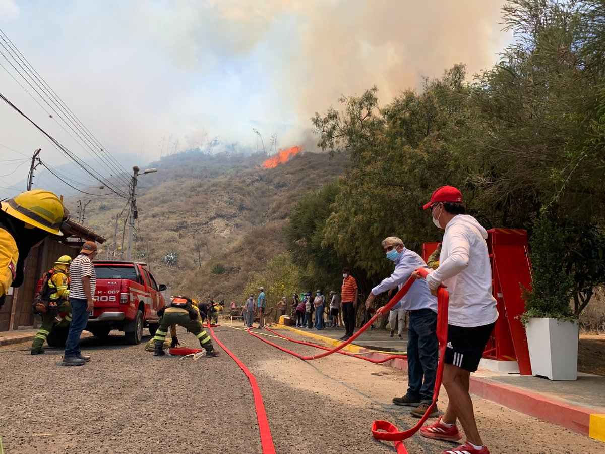 BomberosQuito's tweet photo. 🔃 #Actualización | Al momento, dos helicópteros brindan apoyo aéreo en el combate del incendio forestal en El Casitagua. 

🧑🏼‍🚒 Nuestro helicóptero y una aeronave de la Policía Nacional realizan descargas de agua en la zona para apoyar las labores de combate en tierra.

🚒 Por favor, toma rutas alternas y mantén las vías libres cerca del sector para permitir el paso de nuestros vehículos de emergencia.

#NoticiaEnDesarrollo