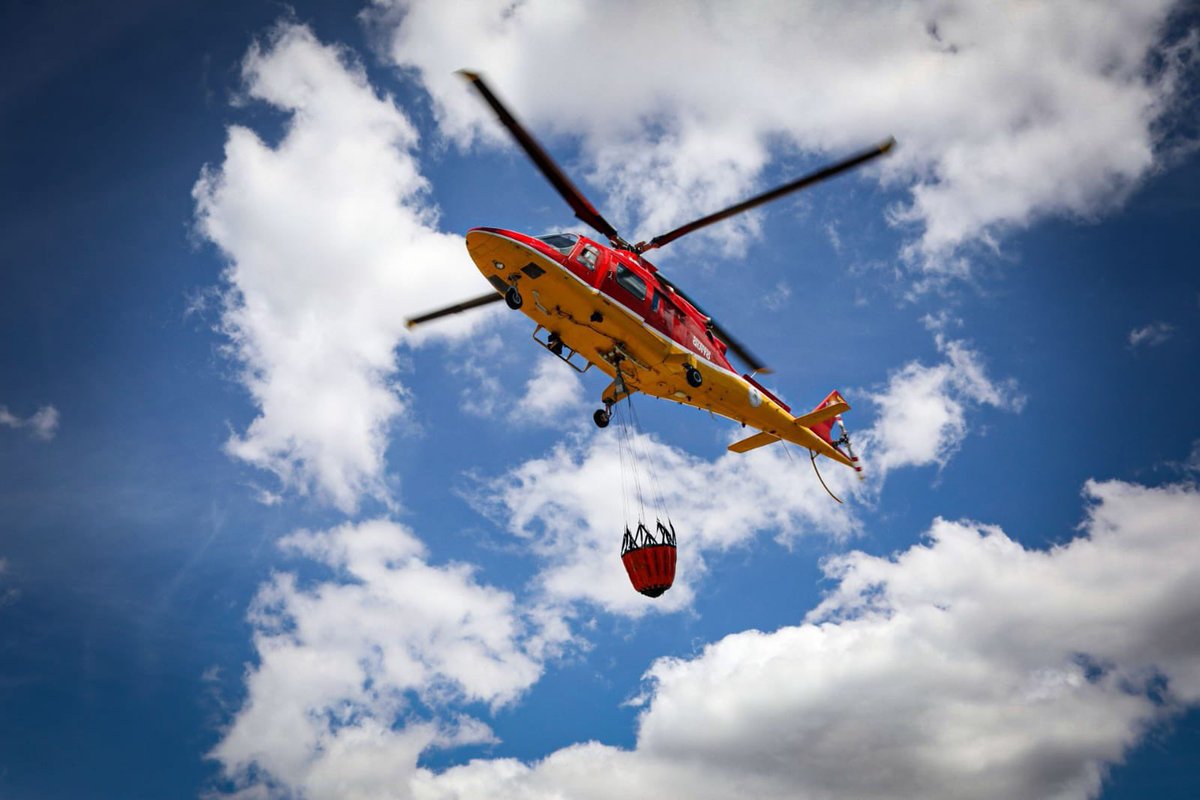 BomberosQuito's tweet photo. 🔃 #Actualización | Al momento, dos helicópteros brindan apoyo aéreo en el combate del incendio forestal en El Casitagua. 

🧑🏼‍🚒 Nuestro helicóptero y una aeronave de la Policía Nacional realizan descargas de agua en la zona para apoyar las labores de combate en tierra.

🚒 Por favor, toma rutas alternas y mantén las vías libres cerca del sector para permitir el paso de nuestros vehículos de emergencia.

#NoticiaEnDesarrollo