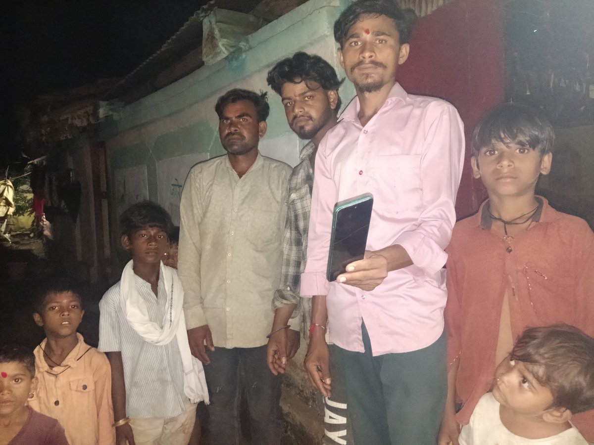JamreBhola's tweet photo. आज ग्राम आमगांव के बंजरगबली मंदिर में  एवं ग्रामीणजनों के साथ बच्चो  के साथ  देश के ऊर्जावान यशस्वी प्रधानमंत्री श्री नरेंद्र मोदी जी का दीप प्रज्वलित कर जन्म दिवस मनाया गयासेवा संकल्प अभियान" के अंतर्गत 17 सितम्बर 2026 गुरुवार को शाम 7:00 बजे "एक दीया जलाए आशीर्वाद का " https://t.co/VcOx6jALmj