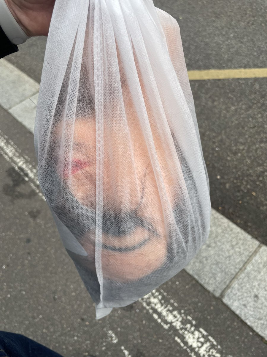 aznek3v's tweet photo. moi (coiffeuse) ramène une tête malléable à la maison mais n’ai plus de place dans mon sac.

je (moi) transporte tête dans sac en papier.

vieux monsieur à l’arrêt de bus met mains sur la tête et s’exclame “olalalala”.

vieux monsieur sort téléphone pour appeler police.

tête : https://t.co/epfW48jqh7
