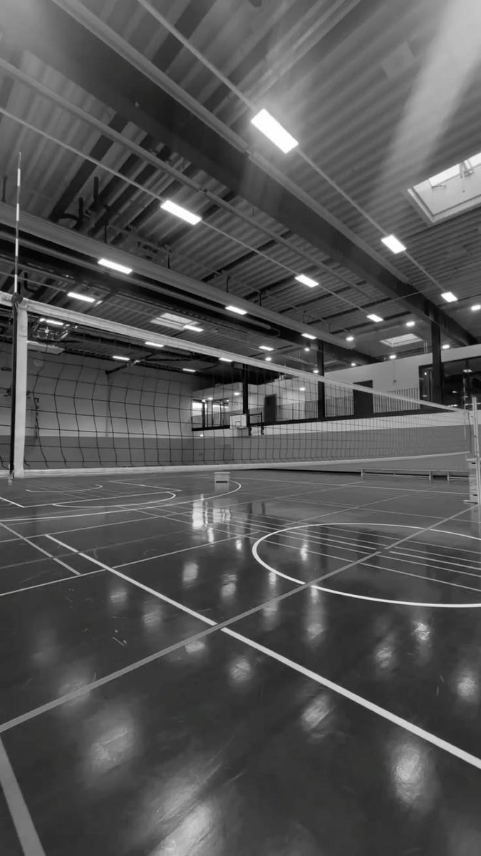 Deborah_190's tweet photo. 𝑬𝒏𝒕𝒓𝒆 𝑺𝒂𝒒𝒖𝒆𝒔 𝒆 𝑷𝒓𝒐𝒎𝒆𝒔𝒔𝒂𝒔 – au #loquinha 🏐

Um ano atrás, Lorena Ferrete terminou com Eduarda Fragoso porque não queria assumir o que existia entre elas.

Um ano depois, as duas se reencontram nas quadras.

Mas dessa vez, Lorena não voltou sozinha. https://t.co/1hcwkKFskj
