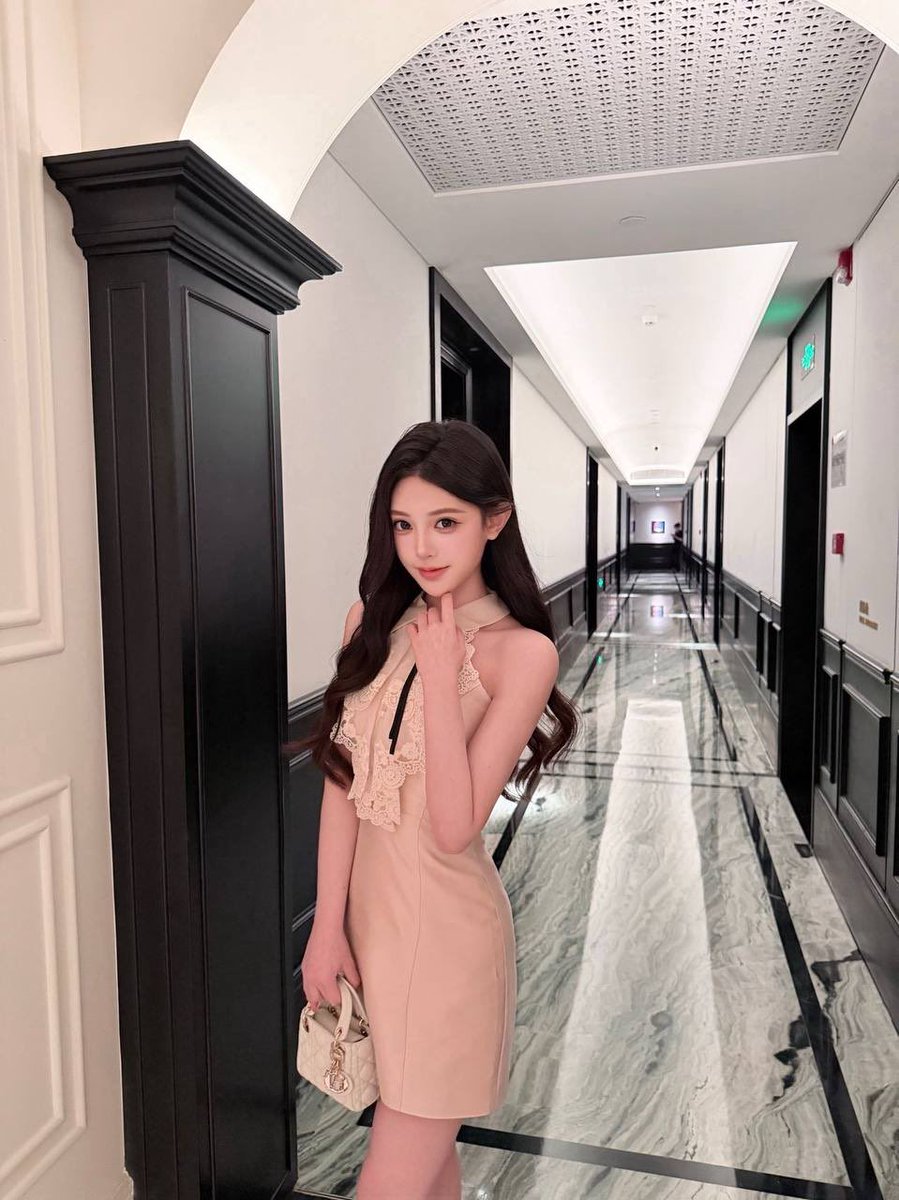 RercardoDaFa's tweet photo. 她是03年的，现在大三在读，本科生。163的身高，44公斤，白幼瘦那种，皮肤状态很好，罩杯B+，声音也软软的好听。性格温柔，平时挺听话，偶尔会有点反差。爱好普拉提、健身，也喜欢看书。整体就是这样一个人，干净、学生气还在，又有点纯欲感。 https://t.co/7DANmmYwgM