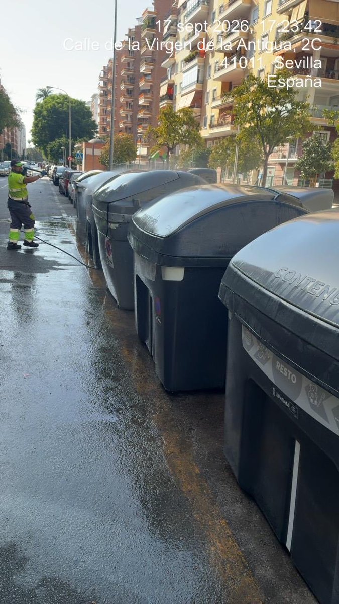 DtoLosRemedios's tweet photo. Esta tarde hemos continuado con la limpieza y desinfección de contenedores en distintos puntos de nuestro barrio.

📍 Virgen de Consolación
📍 Virgen de Regla
📍 Virgen de la Antigua

Seguimos trabajando a diario por un barrio más cuidado.

#SevillaEstáEnMarcha https://t.co/vBAaUjgjs6