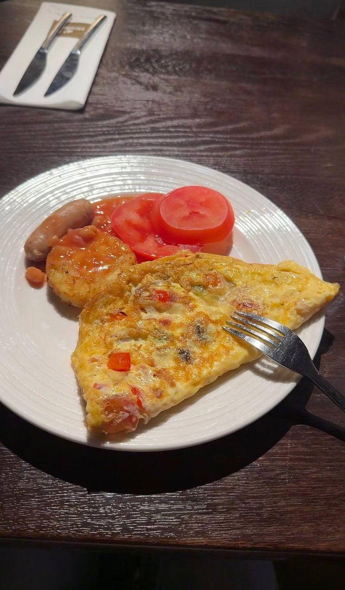 ASSFD14K's tweet photo. On a quiet and peaceful evening, I leisurely enjoyed a comfortable, simple, and wonderful dinner by myself, which included fluffy egg pancakes, sausages, and fresh cherry tomatoes. https://t.co/TpkIOJSjrT