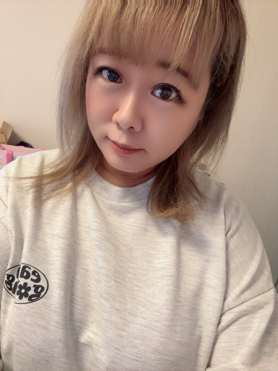 rinamero194's tweet photo. なんかメイク変わった
( ´･ω･` )
もう1枚目みたいにするやり方わすれた💧 https://t.co/FzX9iX8ezx