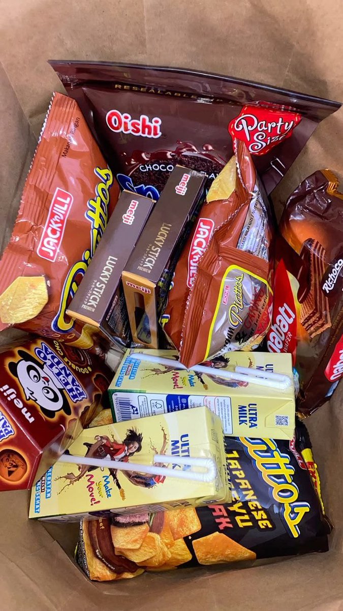 dechchhart's tweet photo. @993762 Eyy, thank you for helping me chooseee! I brought you a lil snack too, just in case you need some Friday happiness hehe. Hope today treats you really well!! https://t.co/5HpA2WeqcM
