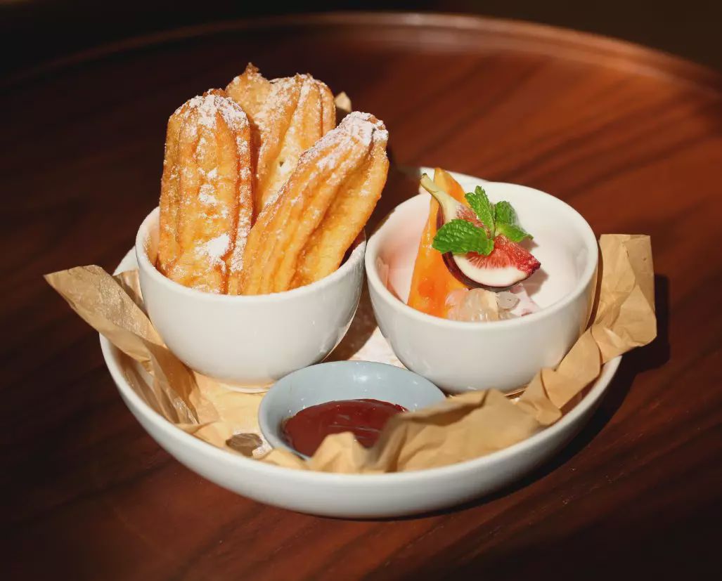 MeridithJael's tweet photo. Hoy desayuné churros con chocolate espeso, una delicia que me hace sonreír desde el primer bocado! https://t.co/1LYTTVpFHi
