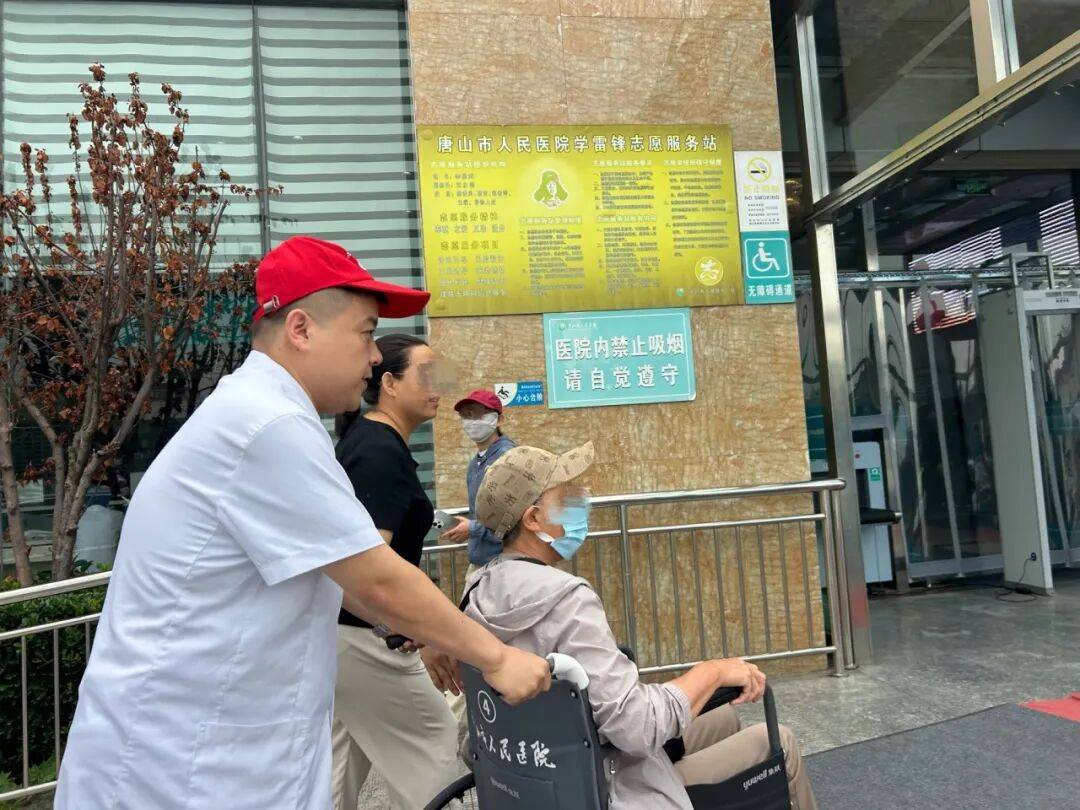 MitchellGauzoa's tweet photo. Hoy ayudé a una abuela a cargar sus compras. Una sonrisa de ella me calentó el día. https://t.co/aNHQmd91Fm