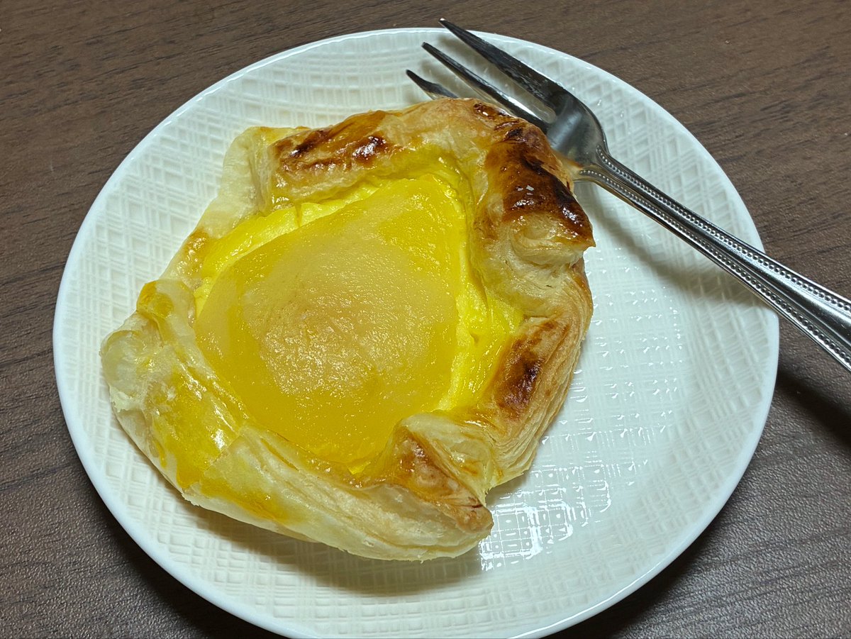 grm_o3's tweet photo. ラ・フランスカスタードパイ美味しくできました🍐
今朝は余りカスタード塗り塗りパンでした。 https://t.co/Bquws943DH