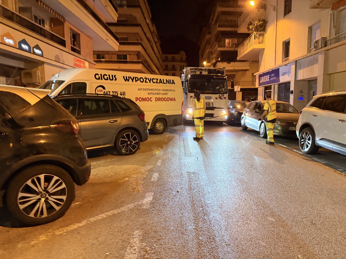 Cedrick_Santini's tweet photo. 🚨 Encore une fois ! 
C'est la deuxième fois en deux jours... 
Pensez à bien vous garer : 
un stationnement gênant bloque les poids lourds et empêche les agents de la @MetropoleNCA de travailler. 
Respectons leur travail et facilitons leurs tournées ! 🚛🧹 #Nice06 #Civisme #MétropoleNiceCôteDAzur