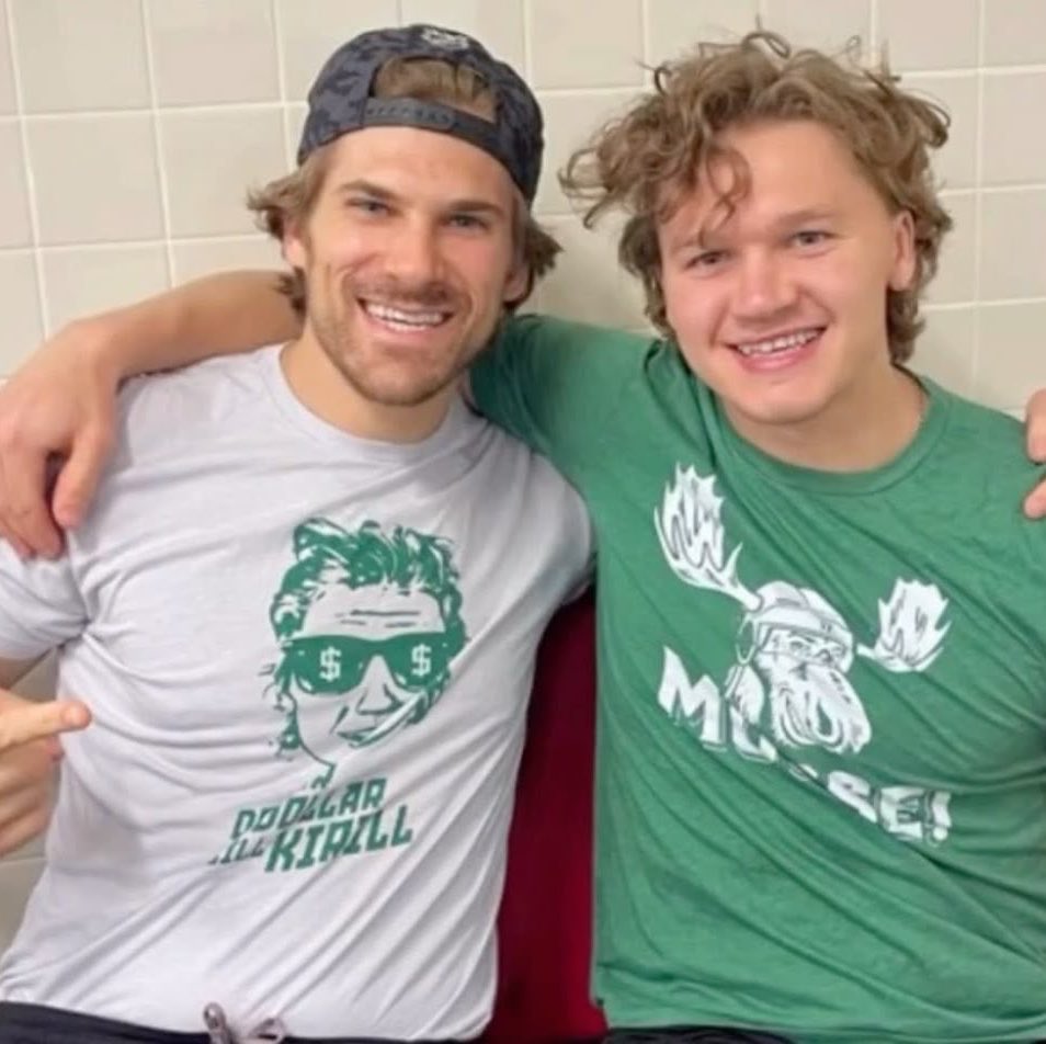 tarpscff's tweet photo. moose introducing himself to kirill and adding russian text so he could understand it along with english. i love my hockey team 😭 https://t.co/ruWUF5VwlK